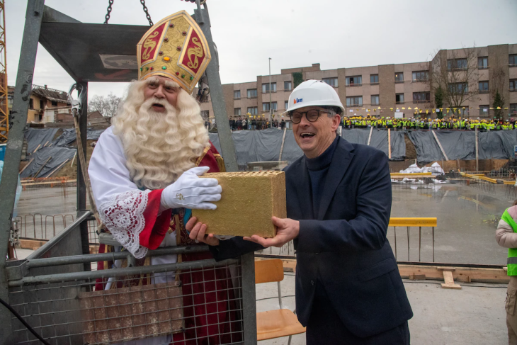 sinterklaas-overhandigt-de-eerste-gouden-steen-aan-burgemeester-albert-de-geyter Sinterklaasverrassing op onze werf in Wetteren 