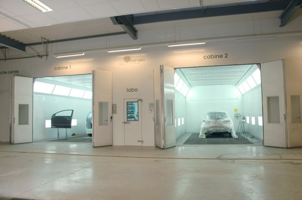 Dubbele autospuitcabine met aansluitend verflabo Dubbele autospuitcabine met aansluitend verflabo
