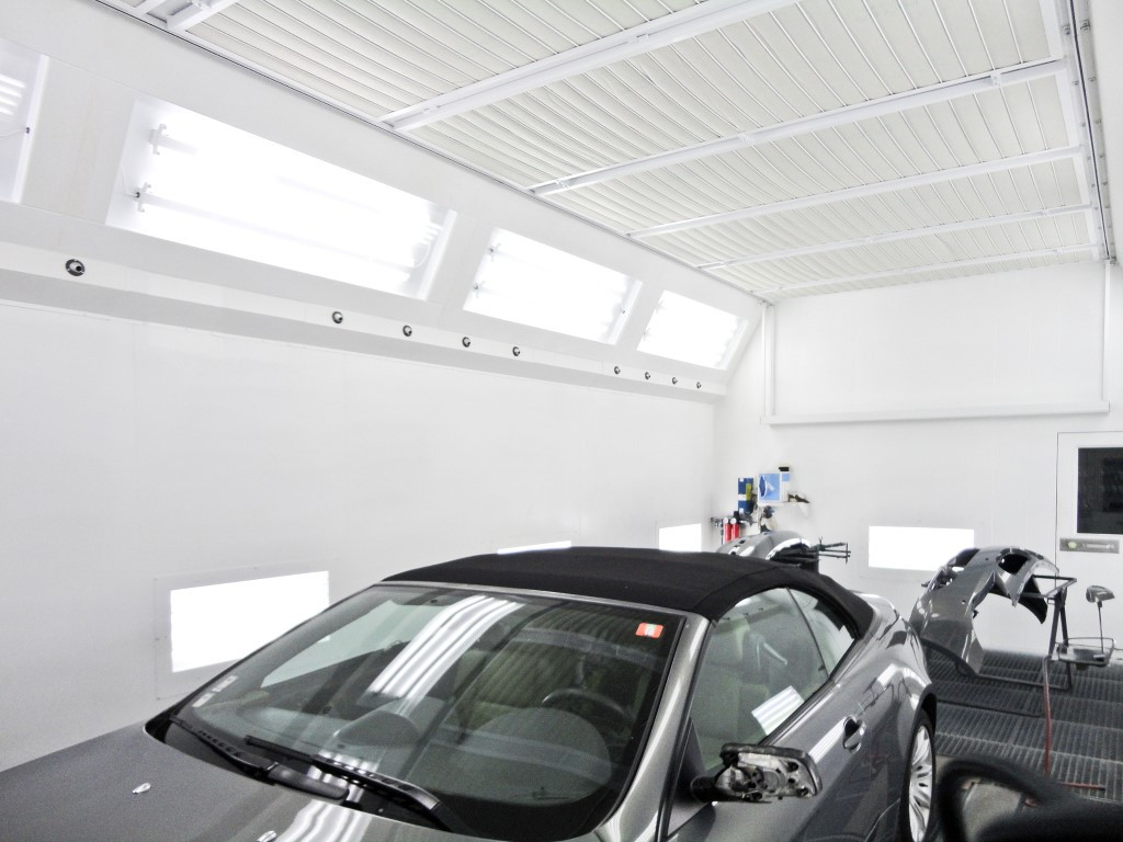 Autospuitcabine met geïntegreerd luchtversnelsysteem (quick dry systeem) Autospuitcabine met geïntegreerd luchtversnelsysteem (quick dry systeem)