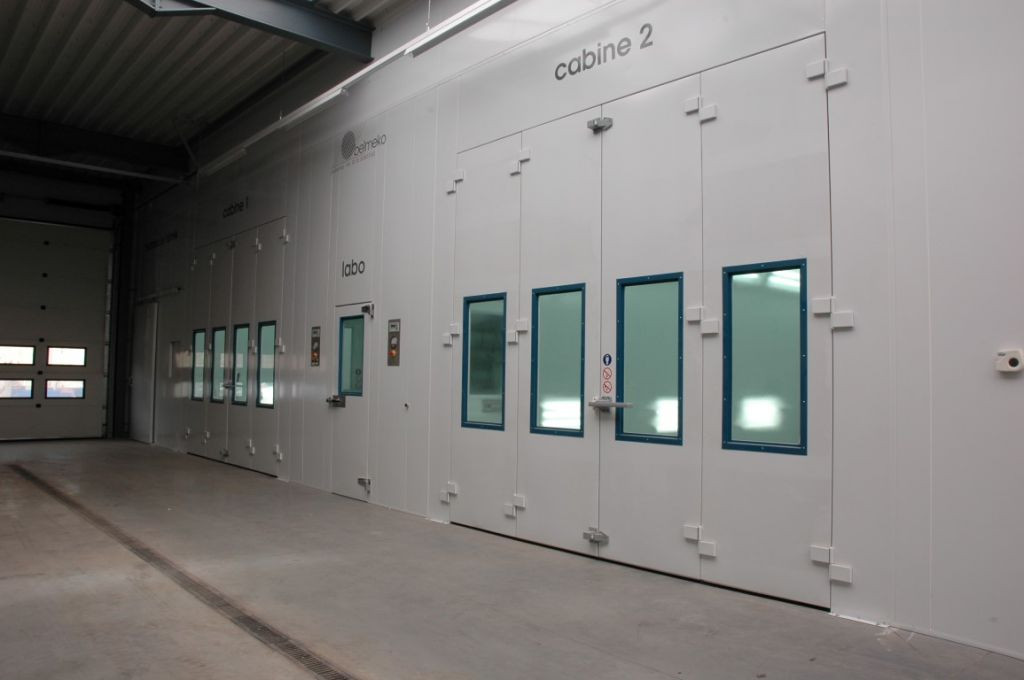 Carrosserie-inrichting: dubbele spuitcabine met verfmengruimte Carrosserie-inrichting: dubbele spuitcabine met verfmengruimte