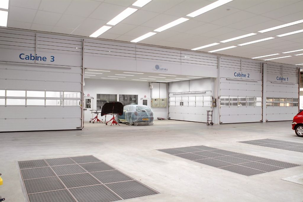 Autospuitcabine met sectionale poorten en met dwarstransport Autospuitcabine met sectionale poorten en met dwarstransport