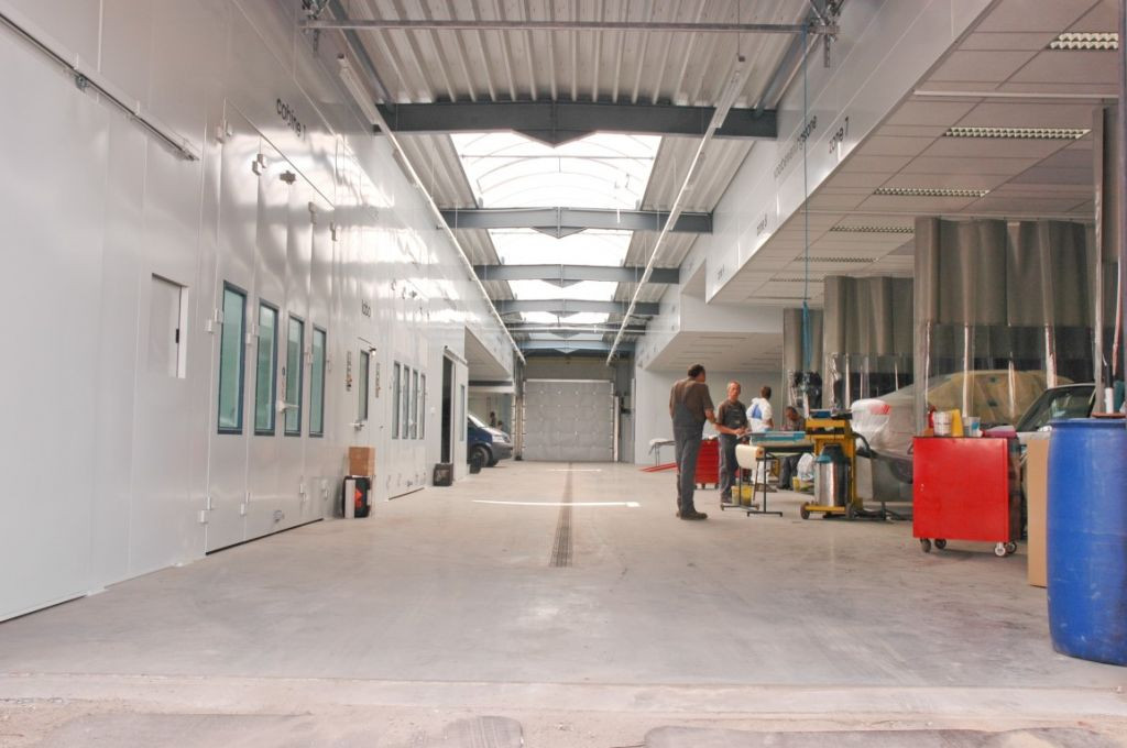 Totale inrichting carrosserie: spuitcabine, verflabo, verfkluis, voorbewerkingszone’s met hefbrug en waszone Totale inrichting carrosserie: spuitcabine, verflabo, verfkluis, voorbewerkingszone’s met hefbrug en waszone