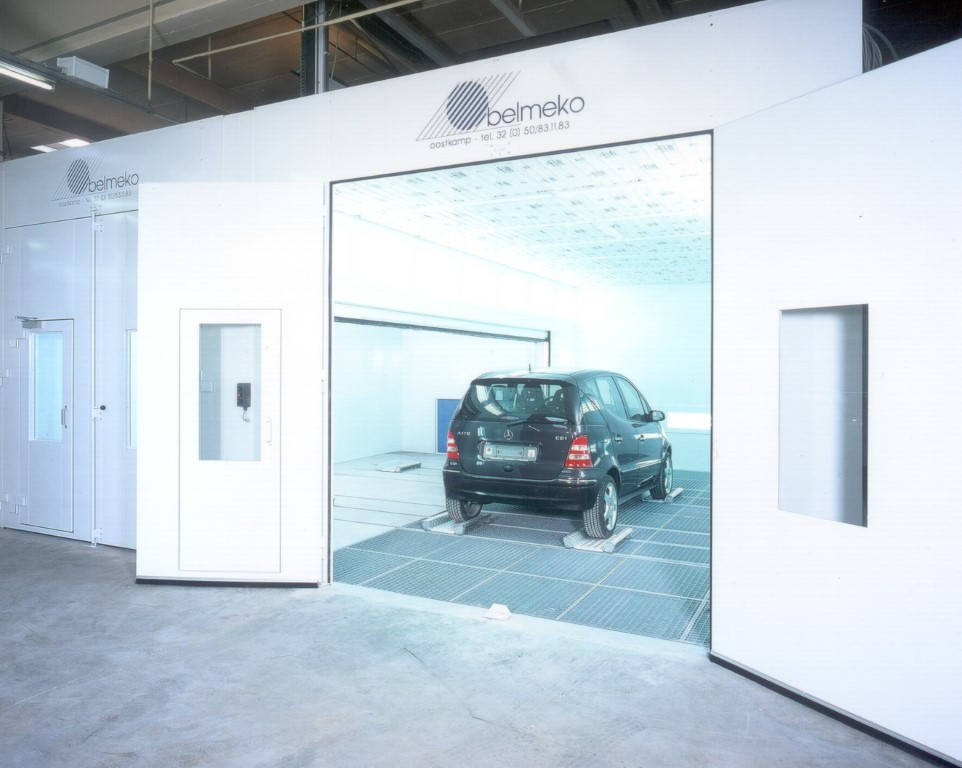Spuitcabine met aangebouwde droogkamer en dwarstransportsysteem Spuitcabine met aangebouwde droogkamer en dwarstransportsysteem