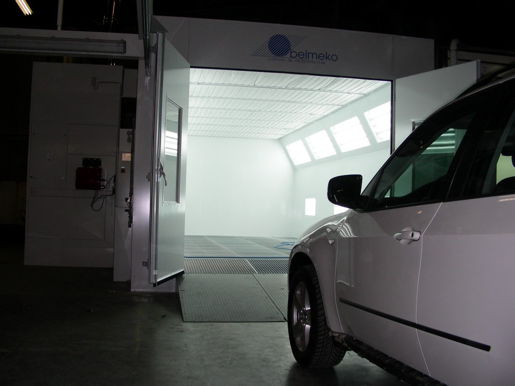 Autospuitcabine met vloerafzuiging dankzij een sokkel Autospuitcabine met vloerafzuiging dankzij een sokkel