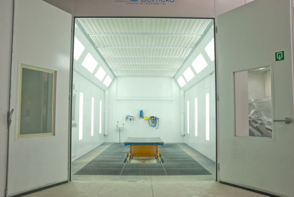 Spuitcabine met ingewerkte hefbrug voor automobielindustrie Spuitcabine met ingewerkte hefbrug voor automobielindustrie