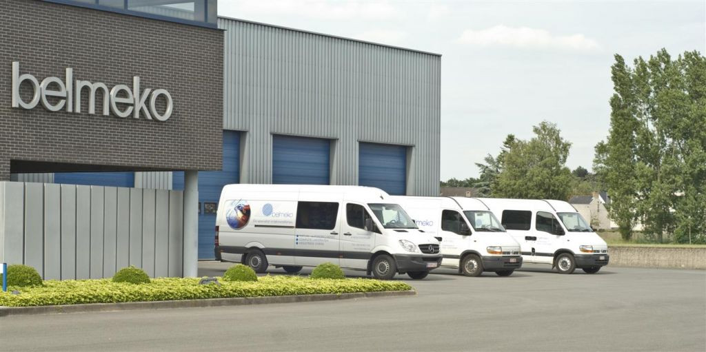 Différents camionnettes et un camion font partie du service de Belmeko
