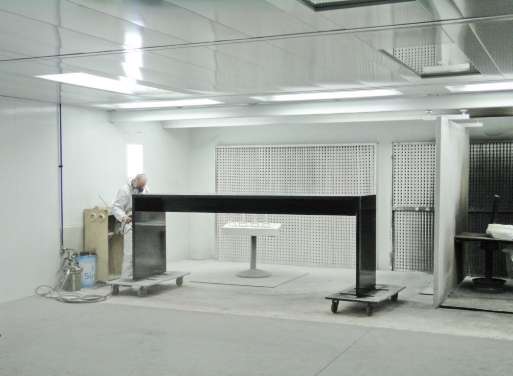 One spraybooth with two separate spray areas One spraybooth with two separate spray areas