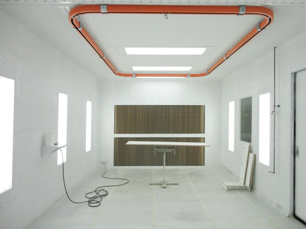 Painting cabin with manual conveyor system Painting cabin with manual conveyor system