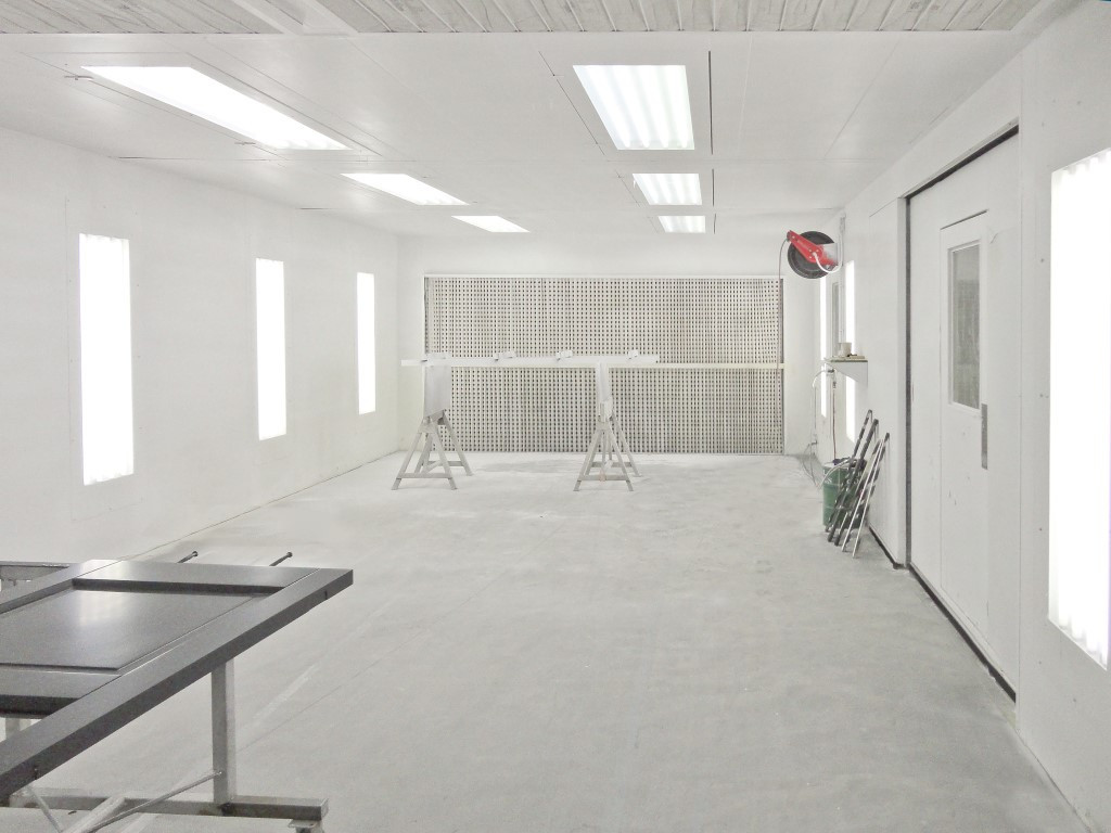 Dry filter spray booth with diagonal ventilation Dry filter spray booth with diagonal ventilation