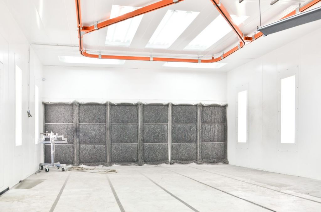Wet paint installation with manual conveyor Wet paint installation with manual conveyor