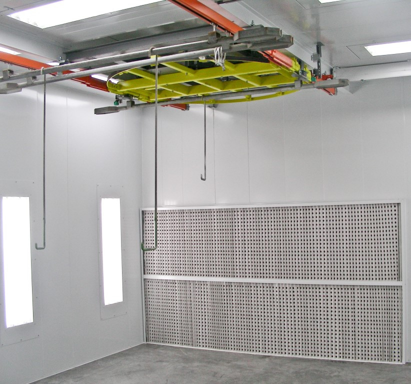 Commercial spray booth with turning point to rotate the pieces in front of the spray wall Commercial spray booth with turning point to rotate the pieces in front of the spray wall