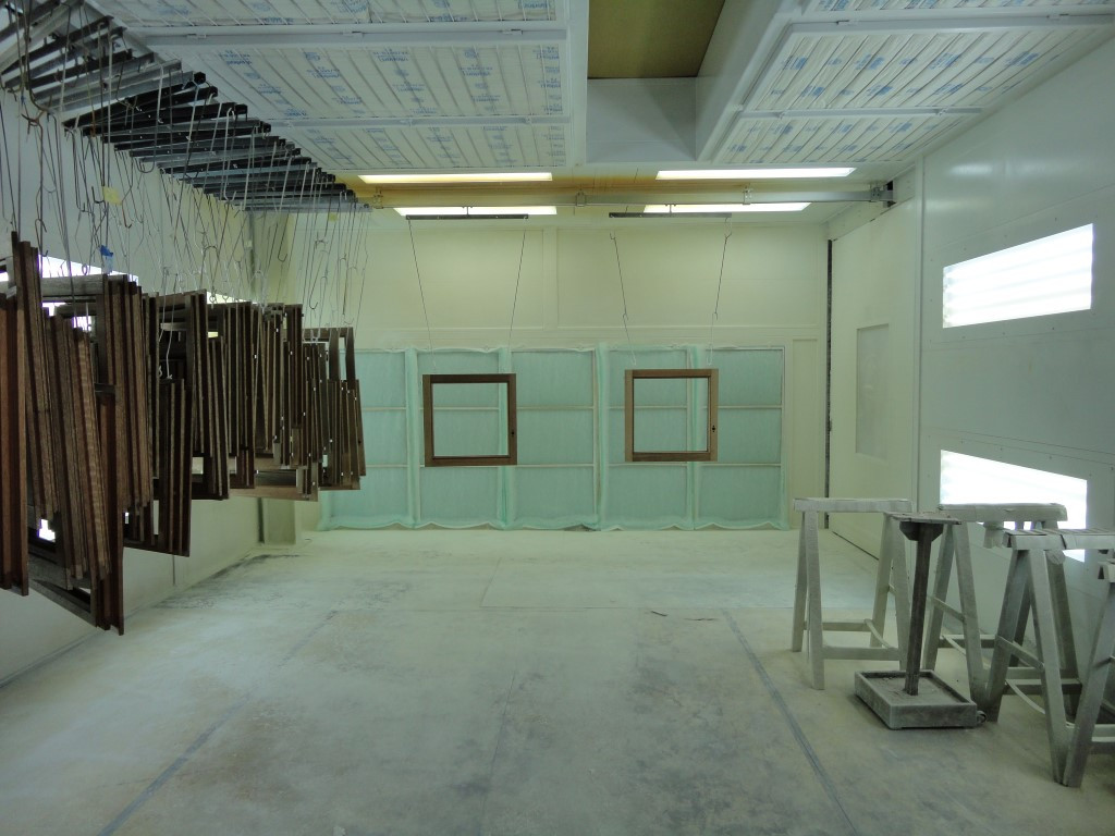 Paint finishing equipment for wooden windows: spraybooth with manual conveyor Paint finishing equipment for wooden windows: spraybooth with manual conveyor