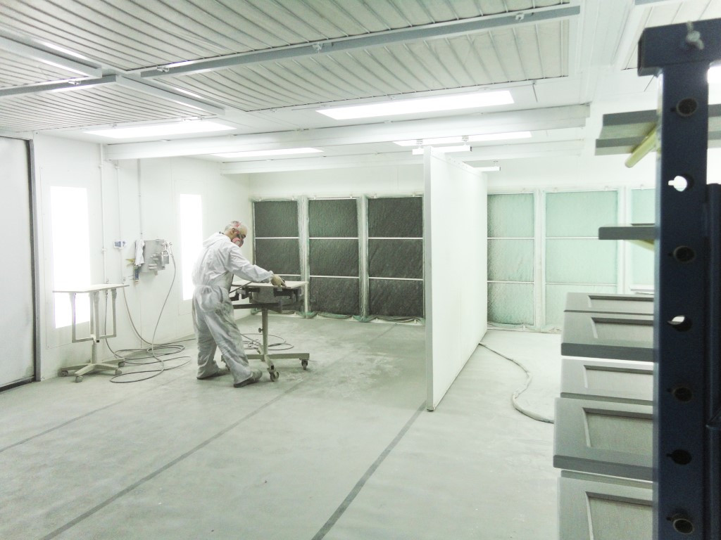 Two spray area for two painters in one spray booth Two spray area for two painters in one spray booth
