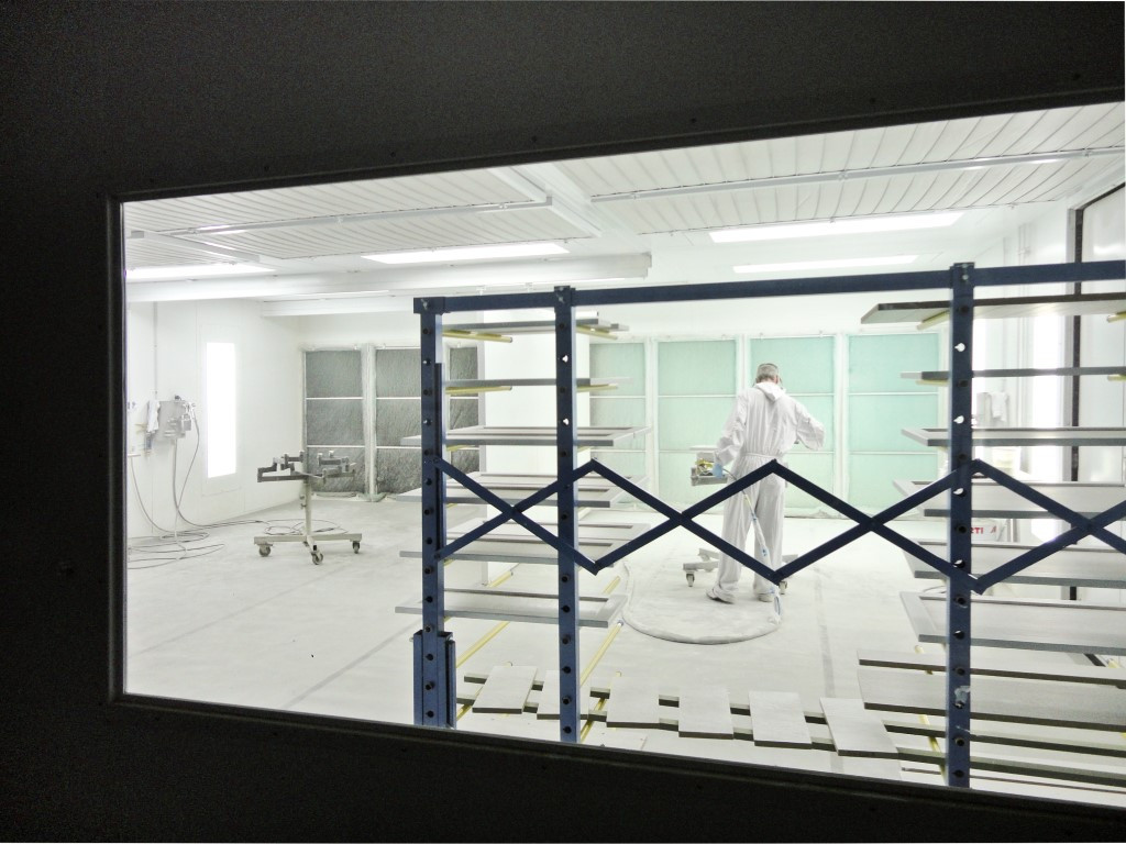 Painting of wooden furniture thanks to paint finishing equipment Painting of wooden furniture thanks to paint finishing equipment