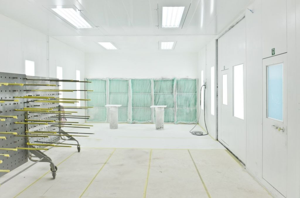 Coating plant for a carpenter Coating plant for a carpenter