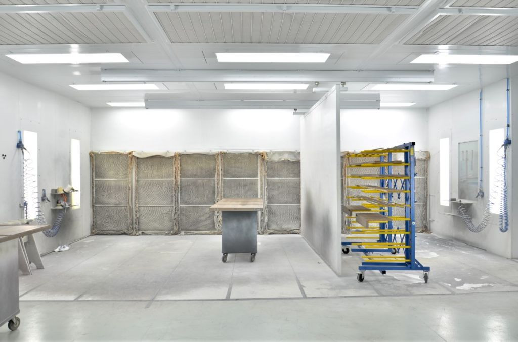 Dry filter spray booth which has 2 painting areas Dry filter spray booth which has 2 painting areas
