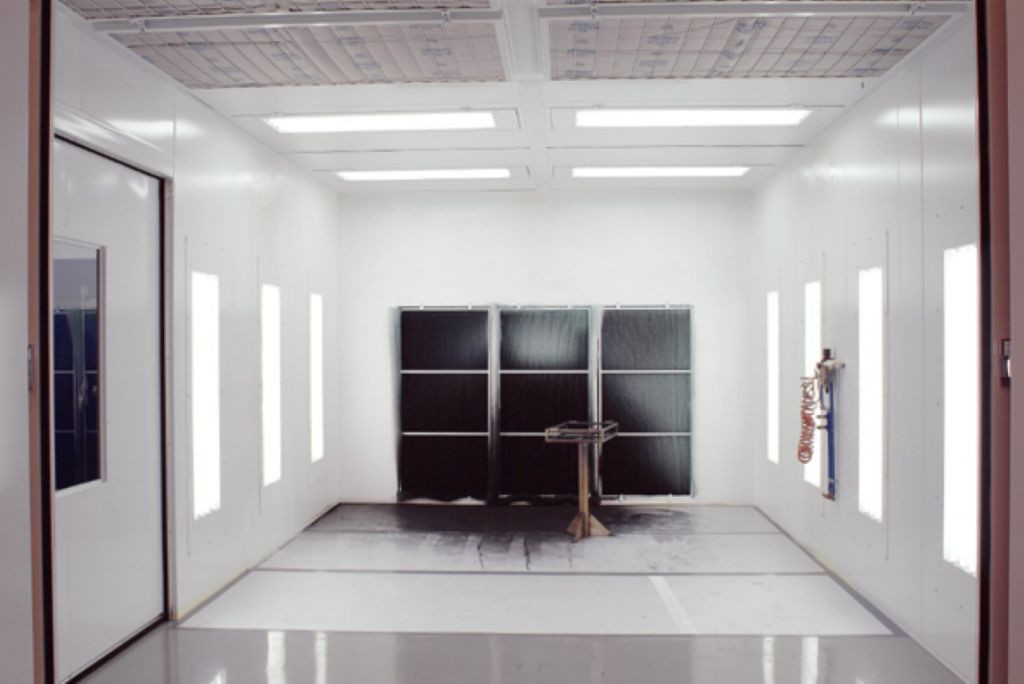 Semi-downdraft wet paint application booth Semi-downdraft wet paint application booth