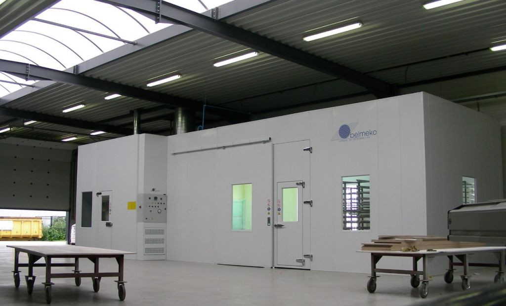 Spray/dry booth with mixing room for wood industry Spray/dry booth with mixing room for wood industry