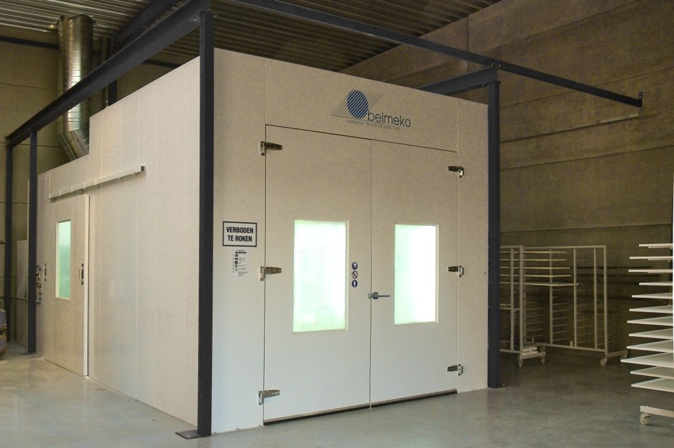 Spray booth oven having diagonal air flow, used for varnishing as well Spray booth oven having diagonal air flow, used for varnishing as well