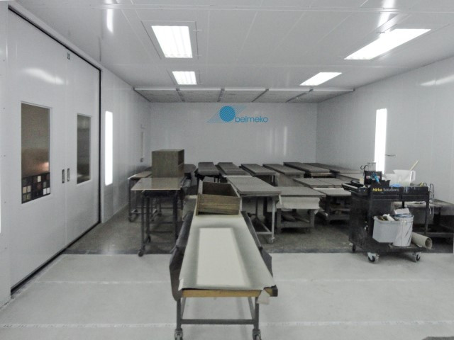 Spray cabin with crossflow ventilation and flash off/ dry area for wet paint application Spray cabin with crossflow ventilation and flash off/ dry area for wet paint application