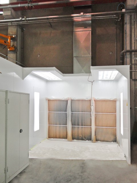 Open spuitcabine met voorbouw voor toegang met takel