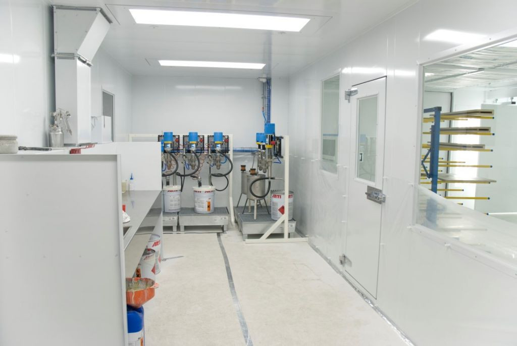 Paint laboratory with direct access to the spray room Paint laboratory with direct access to the spray room