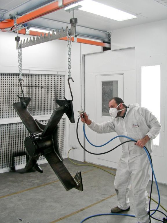 Cabine de peinture avec des balancelles dessous un mono-rail Cabine de peinture avec des balancelles dessous un mono-rail
