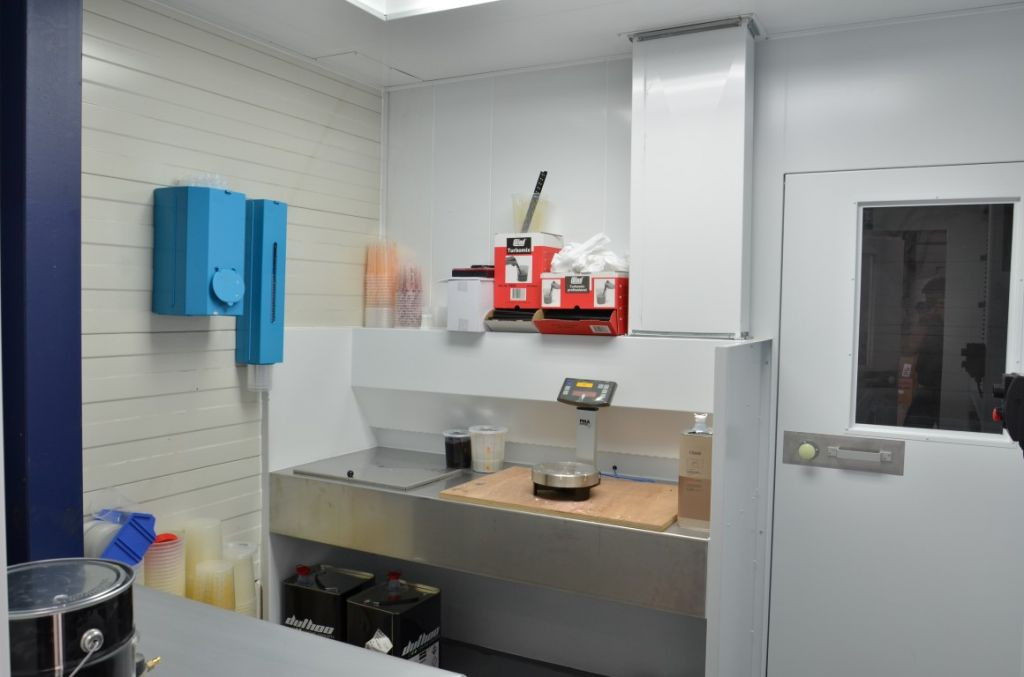 Table with extraction in a mixing room