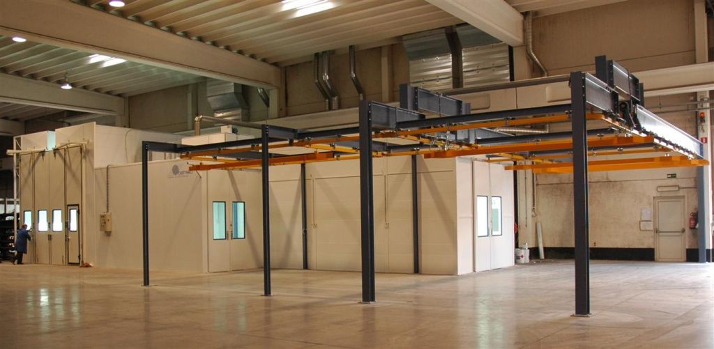 Inrichting spuiterij: onderdrukcabine; spuit-droogcabine; droogkamer met monorail Inrichting spuiterij: onderdrukcabine; spuit-droogcabine; droogkamer met monorail