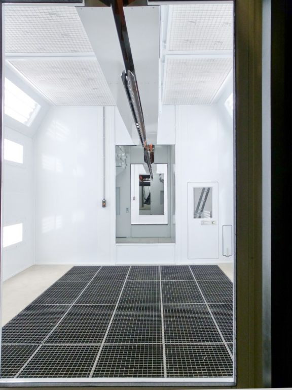 Verticale ventilatie in spuitcabine met power&free conveyor Verticale ventilatie in spuitcabine met power&free conveyor