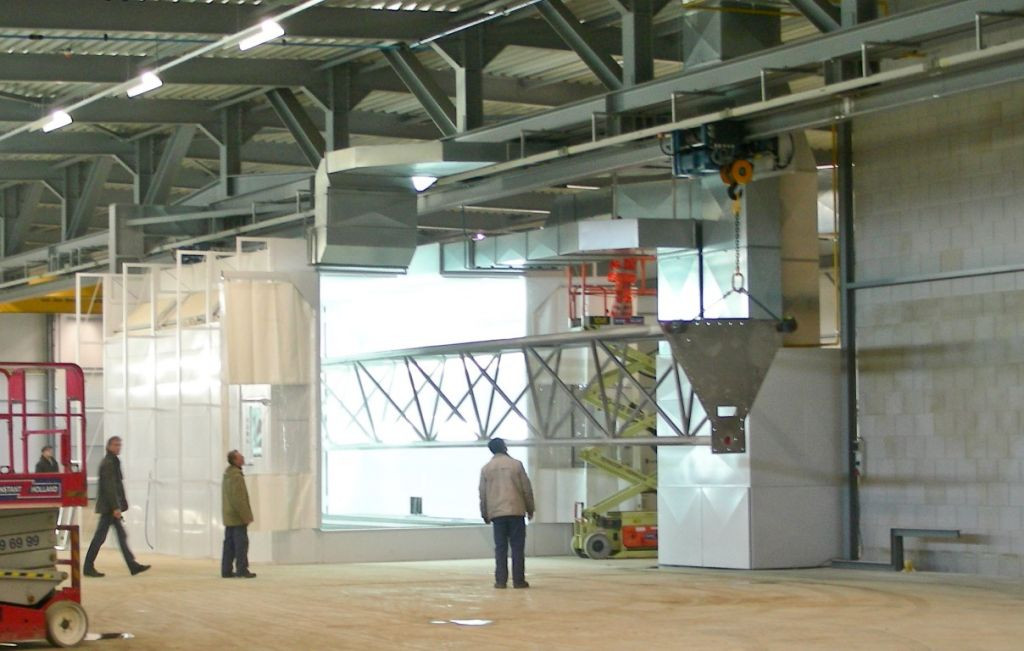 Cabine met gleuf voor het lakken van zware constructies aan takel of rolbrug Cabine met gleuf voor het lakken van zware constructies aan takel of rolbrug