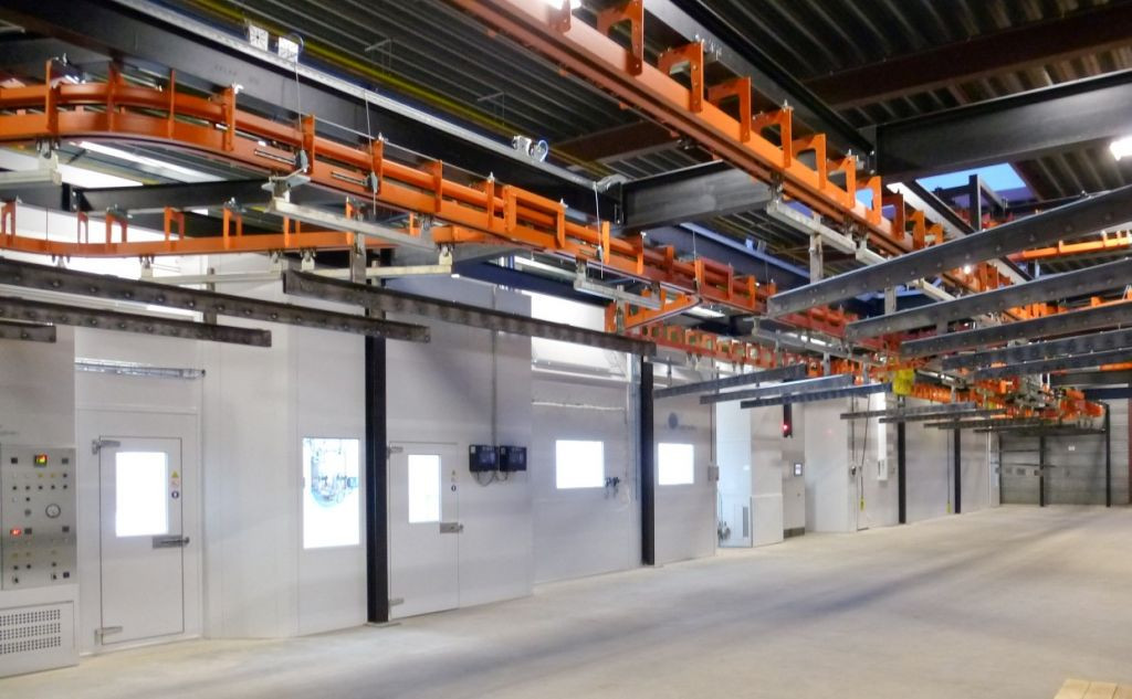 Overzicht van een grote natlakinstallatie met Power&Free ketting Overzicht van een grote natlakinstallatie met Power&Free ketting