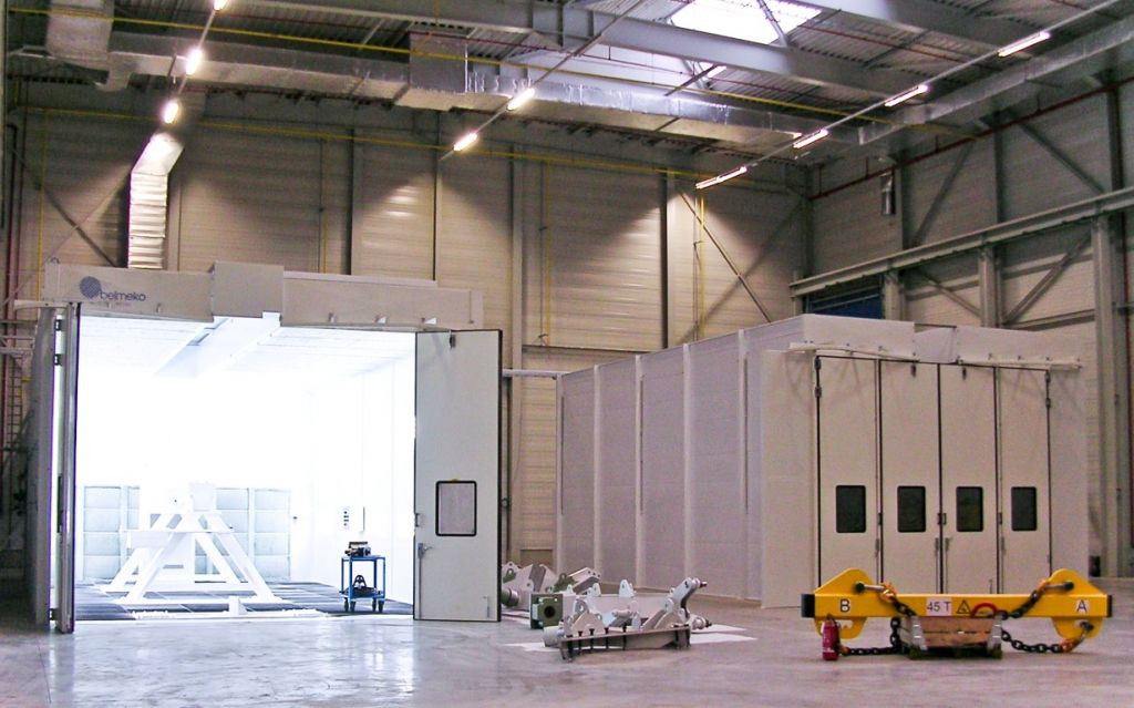 2 spuitcabines voor het natlakken van zware metaalconstructies 2 spuitcabines voor het natlakken van zware metaalconstructies