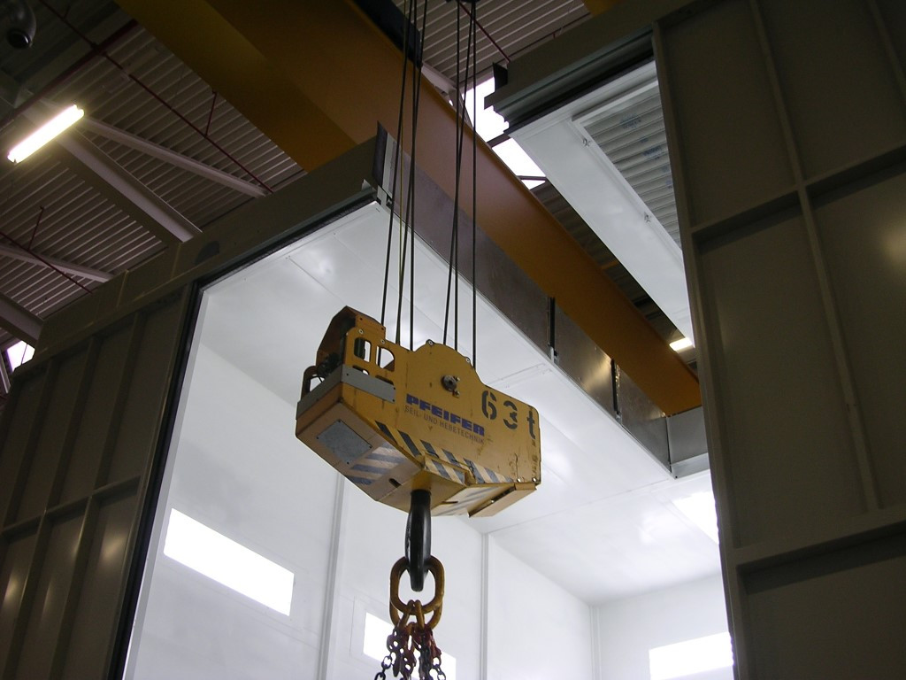 Gleuf in dak van natlakinstallatie met maxon brander Gleuf in dak van natlakinstallatie met maxon brander