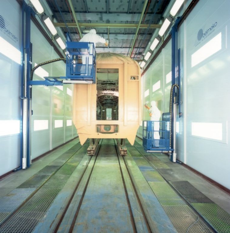 Natlakcabine met mobiel loopplatform Wall-man voor treintoestellen Natlakcabine met mobiel loopplatform Wall-man voor treintoestellen