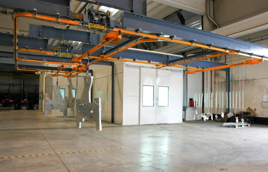 Totale spuitinstallatie: spuitcabine met droogkamer, verflabo, monorail en aparte onderdrukcabine Totale spuitinstallatie: spuitcabine met droogkamer, verflabo, monorail en aparte onderdrukcabine