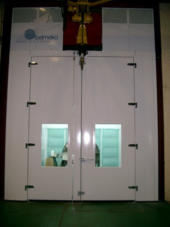 Industriële spuitcabine met elektrisch aangedreven takel voor ATEX omgeving Industriële spuitcabine met elektrisch aangedreven takel voor ATEX omgeving