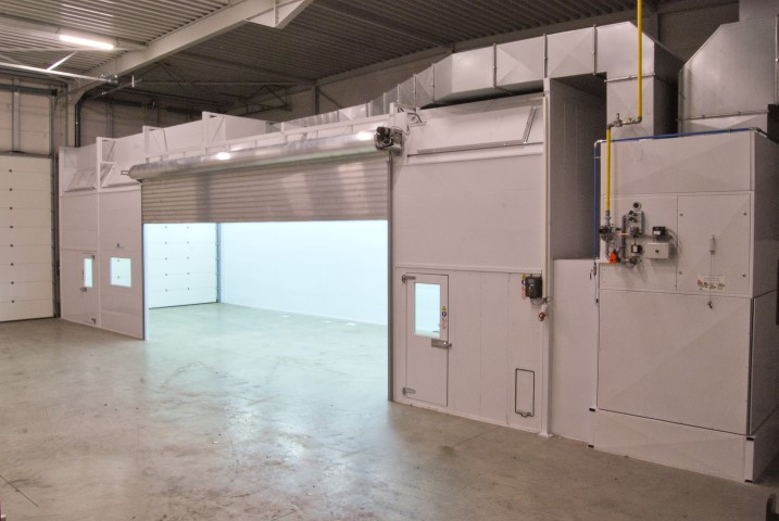 Industriële spuitcabine met zijdelingse toegang Industriële spuitcabine met zijdelingse toegang