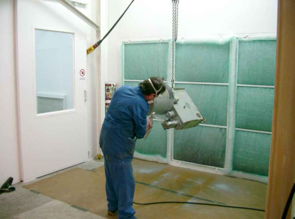 Cabine de peinture ouverte avec ouverture dans le plafond pour le palan simple Cabine de peinture ouverte avec ouverture dans le plafond pour le palan simple