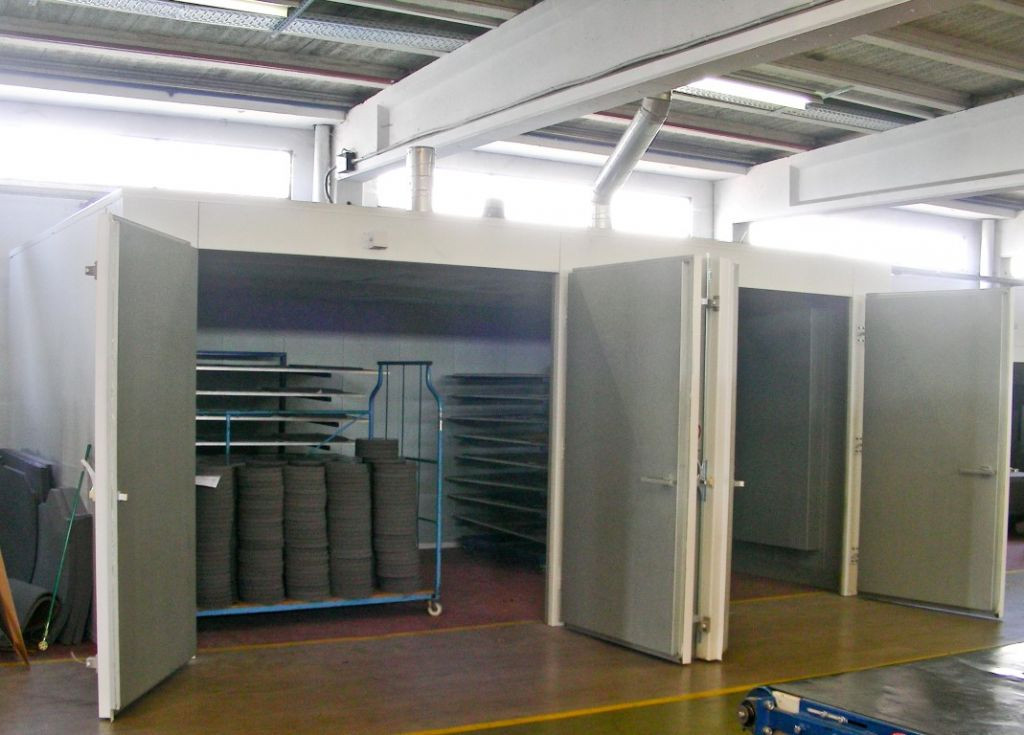 1 grote industrie oven met grote dubbele draaideuren 1 grote industrie oven met grote dubbele draaideuren