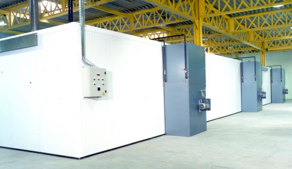 Grote industriële droogkamer met verwarming dmv warm waterbatterijen Grote industriële droogkamer met verwarming dmv warm waterbatterijen