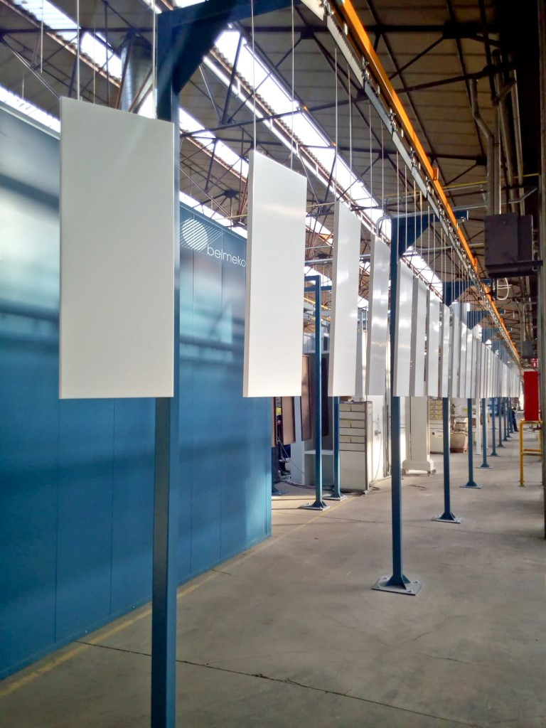 Coating line with powered overhead conveyor Coating line with powered overhead conveyor
