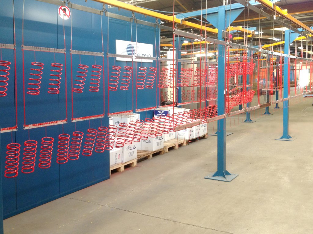 Paint shop with powered overhead conveyor Paint shop with powered overhead conveyor