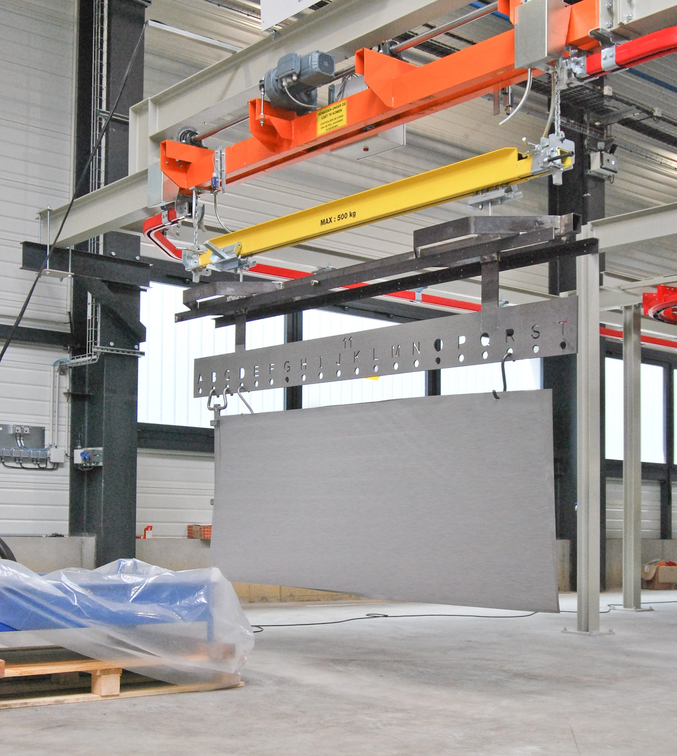 Electric lift-lower device to easily hang on heavy parts Electric lift-lower device to easily hang on heavy parts