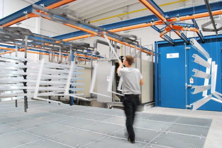 Monorail system equipped with waiting zones between oven and multi section washing chamber system Monorail system equipped with waiting zones between oven and multi section washing chamber system