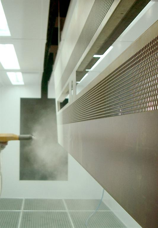 Cabine d’application de peinture en poudre avec ventilation verticale Cabine d’application de peinture en poudre avec ventilation verticale