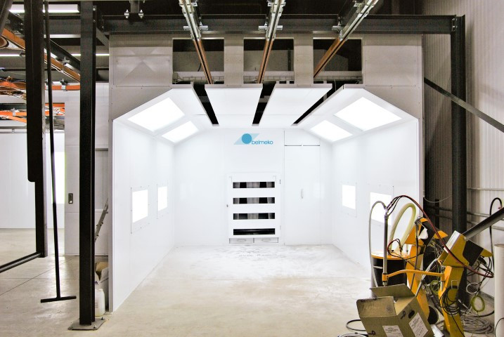 Cabine de poudrage ouverte avec ventilation horizontale et beaucoup d’éclairage Cabine de poudrage ouverte avec ventilation horizontale et beaucoup d’éclairage