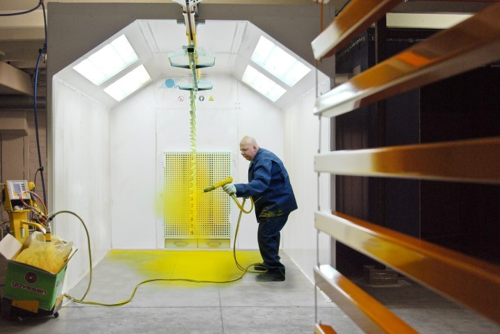 Cabine poudrage intégrée dans une installation de poudrage compacte