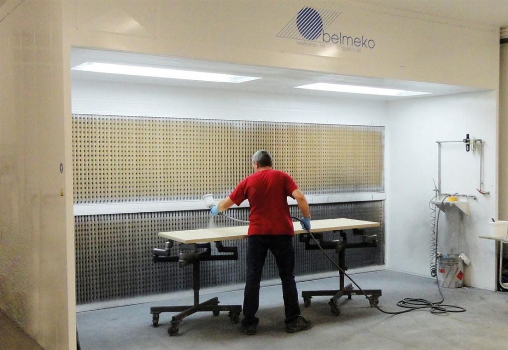 Spuitwand met voorbouw voor ideale verlichting en luchtstroom. Lage kostprijs voor hoge efficiëntie.