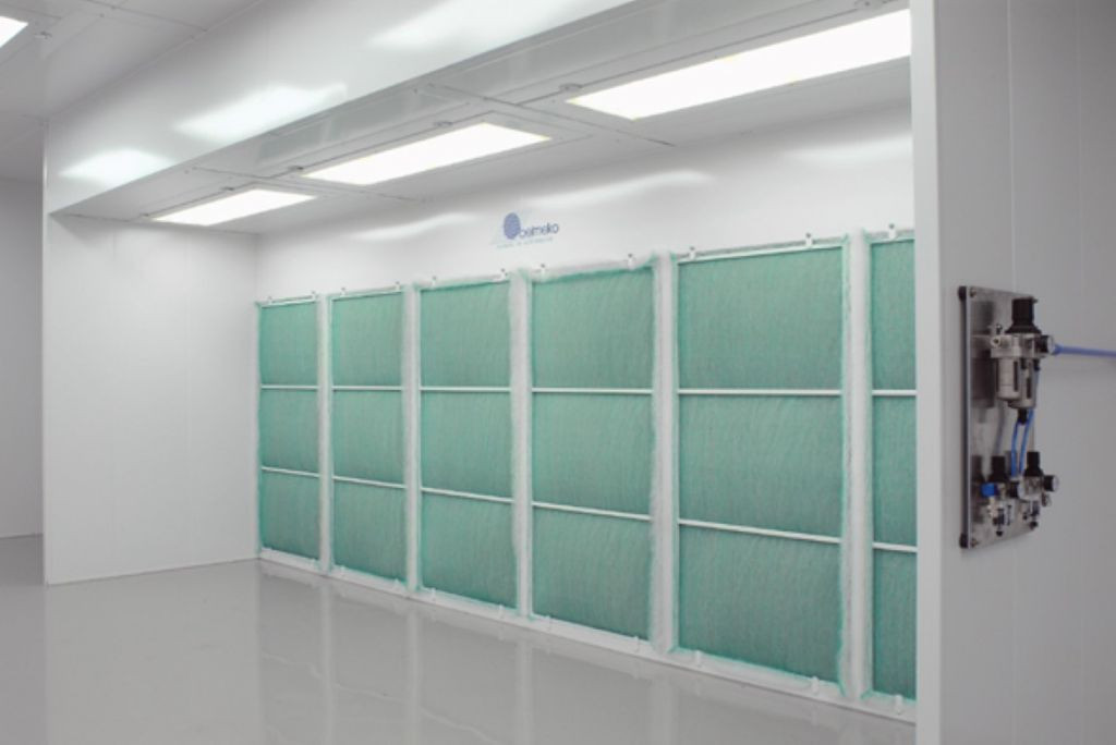 Grote verfspuitwand van 6m breed en met verfvangfilters